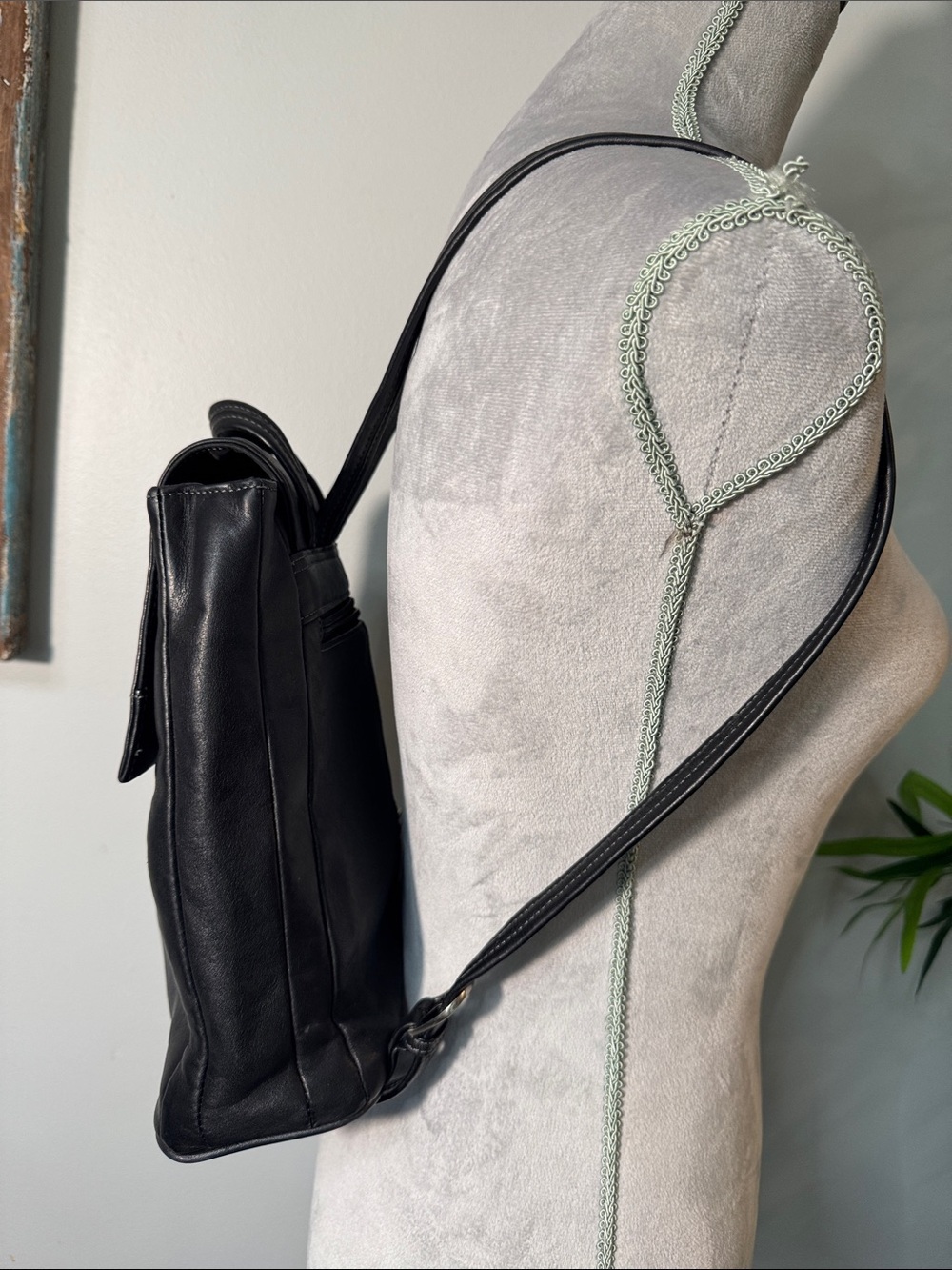 Tignanello Black Leather Bohemian Backpack Flap Closure Minimalist Everyday Bag - Picture 4 of 12